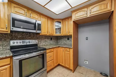 Kitchen - 109 Crownpointe Dr, Vallejo, CA 94591 photo 4 of 7