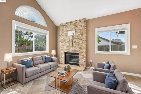 Living - 109 Crownpointe Dr, Vallejo, CA 94591 photo 2 of 6