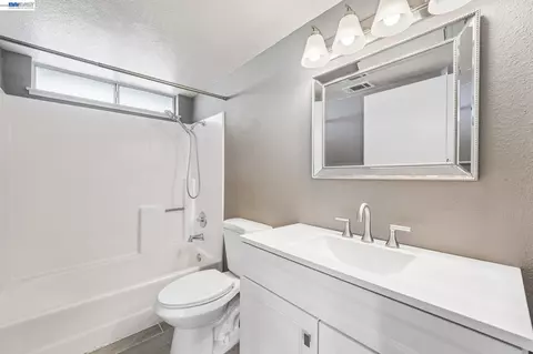 Bath - 109 Crownpointe Dr, Vallejo, CA 94591 photo 1 of 6
