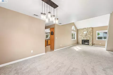 Living - 109 Crownpointe Dr, Vallejo, CA 94591 photo 5 of 6
