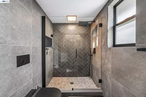 Bath - 109 Crownpointe Dr, Vallejo, CA 94591 photo 3 of 6