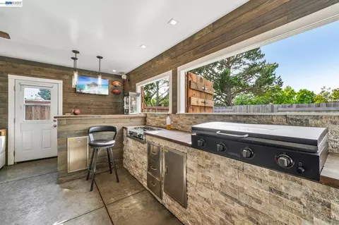 Kitchen - 109 Crownpointe Dr, Vallejo, CA 94591 photo 6 of 7