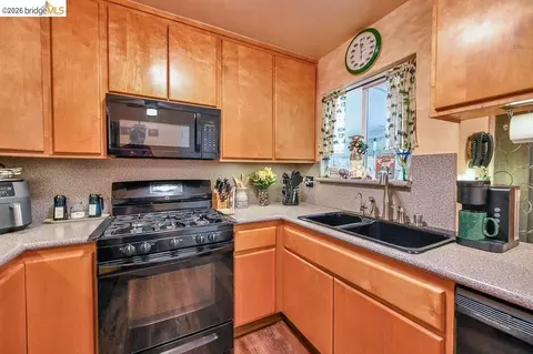 Kitchen - 1225 Tarrogana Dr, Tracy, CA 95376 photo 3 of 3