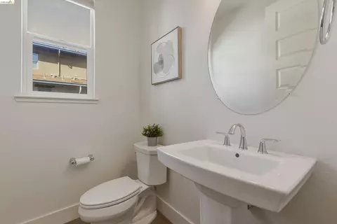 Bath - 467 Mitchell Ave, Alameda, CA 94501 photo 2 of 7
