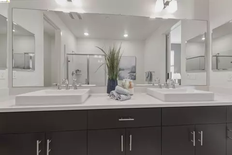 Bath - 467 Mitchell Ave, Alameda, CA 94501 photo 7 of 7