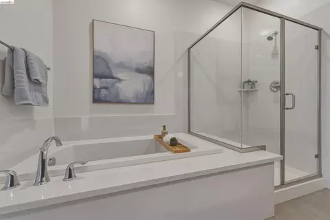 Bath - 467 Mitchell Ave, Alameda, CA 94501 photo 5 of 7