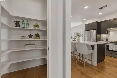 Entry Way - 467 Mitchell Ave, Alameda, CA 94501 photo 4 of 5