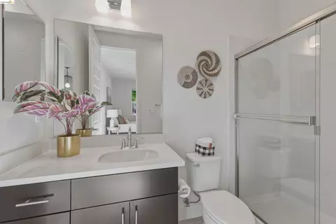 Bath - 467 Mitchell Ave, Alameda, CA 94501 photo 1 of 7