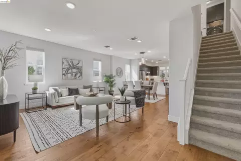 Entry Way - 467 Mitchell Ave, Alameda, CA 94501 photo 3 of 5