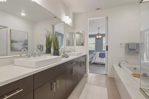 Bath - 467 Mitchell Ave, Alameda, CA 94501 photo 6 of 7