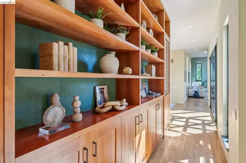 Entry Way - 576 Vistamont Ave, Berkeley, CA 94708 photo 4 of 4