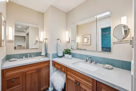 Bath - 576 Vistamont Ave, Berkeley, CA 94708 photo 1 of 3