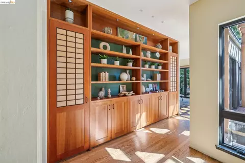 Entry Way - 576 Vistamont Ave, Berkeley, CA 94708 photo 3 of 4