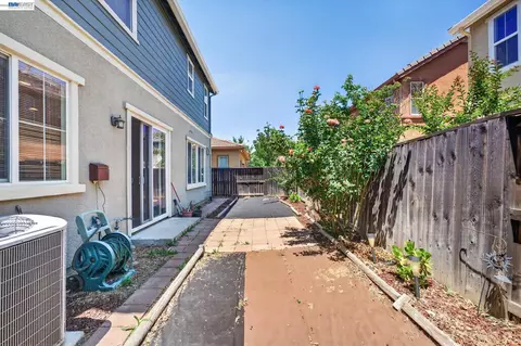 Exterior - 9348 Vintner Cir, Patterson, CA 95363 photo 7 of 10