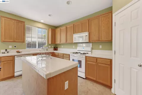 Kitchen - 9348 Vintner Cir, Patterson, CA 95363 photo 2 of 4