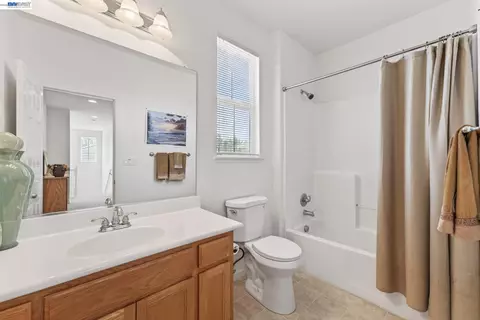 Bath - 9348 Vintner Cir, Patterson, CA 95363 photo 2 of 3