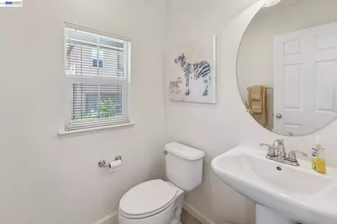 Bath - 9348 Vintner Cir, Patterson, CA 95363 photo 3 of 3