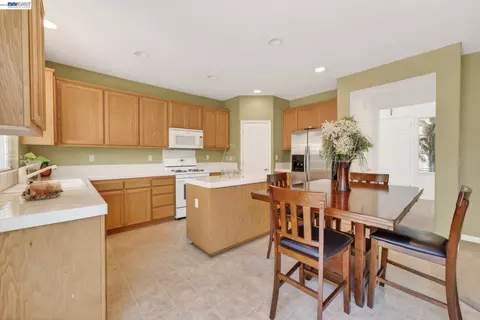 Kitchen - 9348 Vintner Cir, Patterson, CA 95363 photo 4 of 4