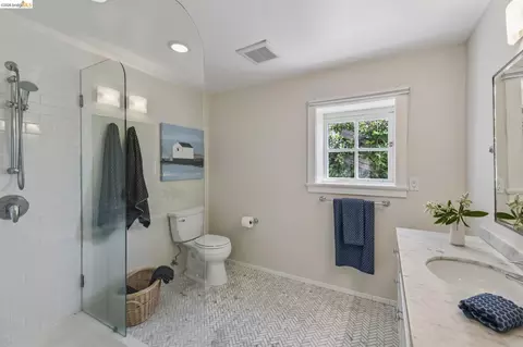 Bath - 8 Mosswood Rd, Berkeley, CA 94704 photo 4 of 5