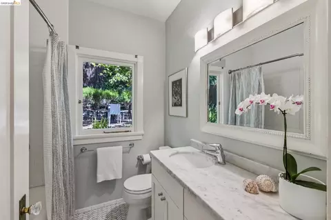 Bath - 8 Mosswood Rd, Berkeley, CA 94704 photo 2 of 5