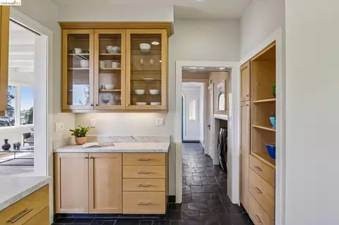 Entry Way - 8 Mosswood Rd, Berkeley, CA 94704 photo 2 of 3