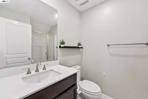 Bath - 455 Leonardo Way, Mountain House, CA 95391 photo 3 of 4