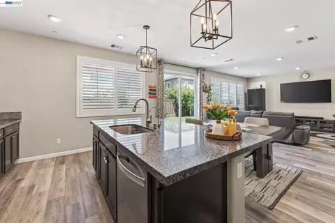 Kitchen - 455 Leonardo Way, Mountain House, CA 95391 photo 3 of 4