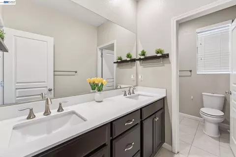 Bath - 455 Leonardo Way, Mountain House, CA 95391 photo 2 of 4