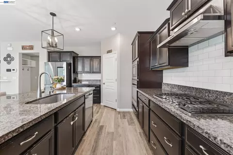 Kitchen - 455 Leonardo Way, Mountain House, CA 95391 photo 2 of 4