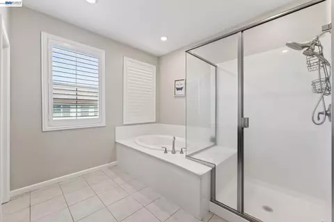 Bath - 455 Leonardo Way, Mountain House, CA 95391 photo 1 of 4