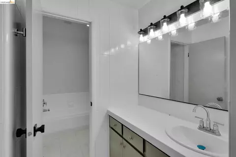 Bath - 1808 Wildbrook Ct #D, Concord, CA 94521 photo 4 of 6
