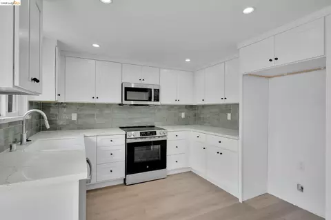 Kitchen - 1808 Wildbrook Ct #D, Concord, CA 94521 photo 3 of 5