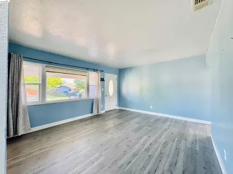 Living - 116 Revere St, Vallejo, CA 94591 photo 2 of 3