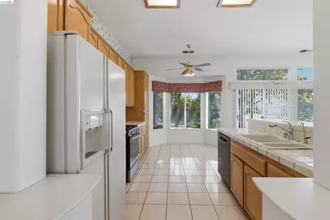 Kitchen - 362 Ruby Ter, Brentwood, CA 94513 photo 4 of 5