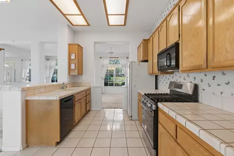 Kitchen - 362 Ruby Ter, Brentwood, CA 94513 photo 3 of 5