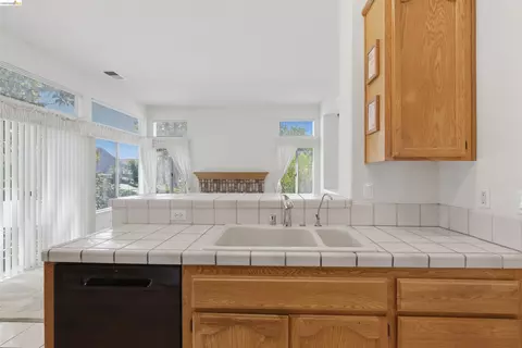 Kitchen - 362 Ruby Ter, Brentwood, CA 94513 photo 5 of 5