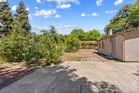 Exterior - 705 W Rumble Rd, Modesto, CA 95350 photo 3 of 13