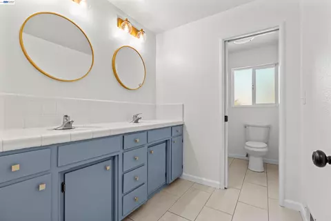 Bath - 705 W Rumble Rd, Modesto, CA 95350 photo 1 of 4