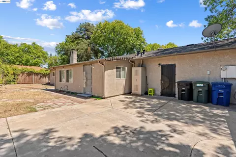 Exterior - 705 W Rumble Rd, Modesto, CA 95350 photo 4 of 13