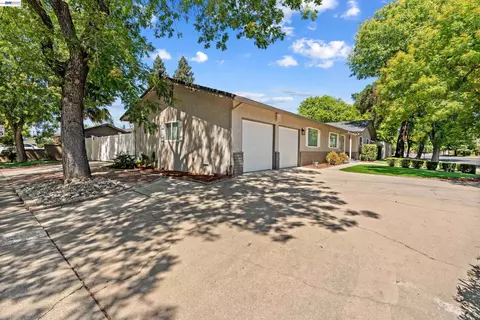Exterior - 705 W Rumble Rd, Modesto, CA 95350 photo 7 of 13