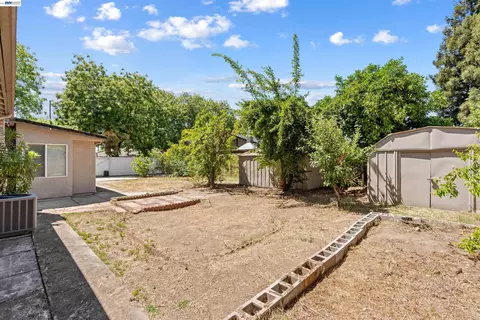 Exterior - 705 W Rumble Rd, Modesto, CA 95350 photo 5 of 13