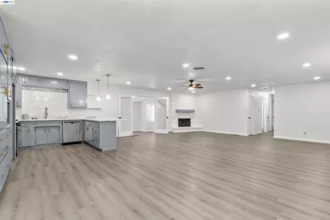 Living - 705 W Rumble Rd, Modesto, CA 95350 photo 2 of 4