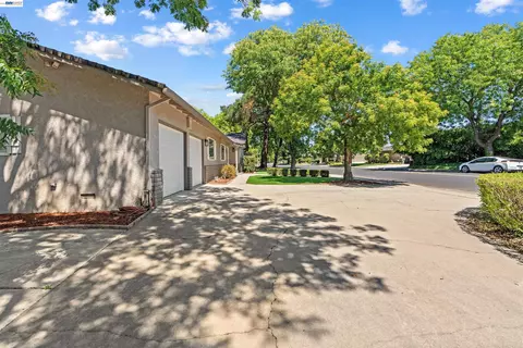 Exterior - 705 W Rumble Rd, Modesto, CA 95350 photo 6 of 13