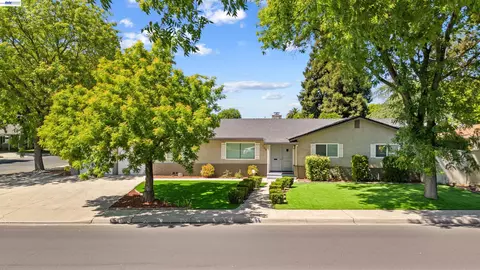 Exterior - 705 W Rumble Rd, Modesto, CA 95350 photo 11 of 13