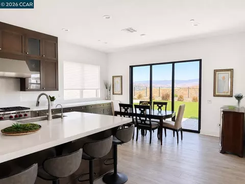 Kitchen - 27151 Backdrop Ln, Valencia Santa Clarita, CA 91381 photo 3 of 4