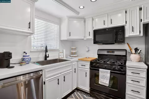 Kitchen - 1812 Wildbrook Ct #C, Concord, CA 94521 photo 3 of 3