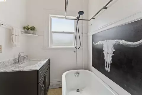 Bath - 667 10th St, Oakland, CA 94607 photo 1 of 2