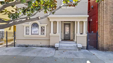 Exterior - 667 10th St, Oakland, CA 94607 photo 2 of 3