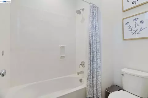 Bath - 4323 Lennox Ln, Tracy, CA 95377 photo 2 of 3