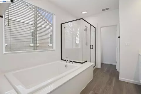 Bath - 4323 Lennox Ln, Tracy, CA 95377 photo 3 of 3